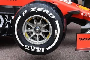 Ferrari SF90 voorwiel en Pirelli-band