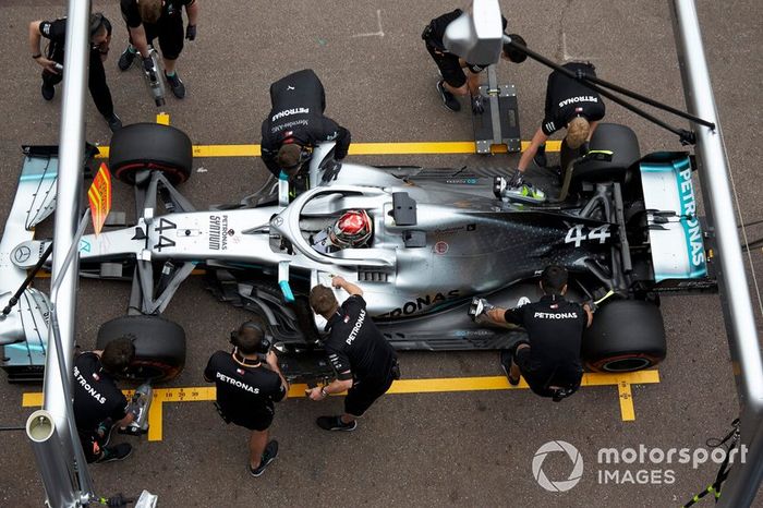 Lewis Hamilton, Mercedes AMG F1 W10, en los pits durante los entrenamientos