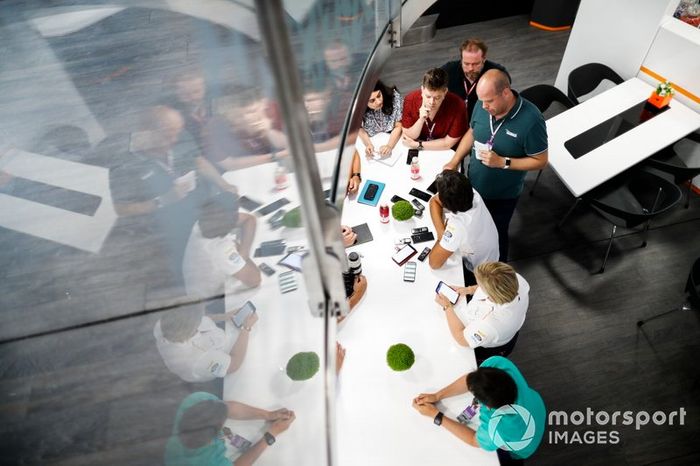 Carlos Sainz Jr., McLaren, con los medios