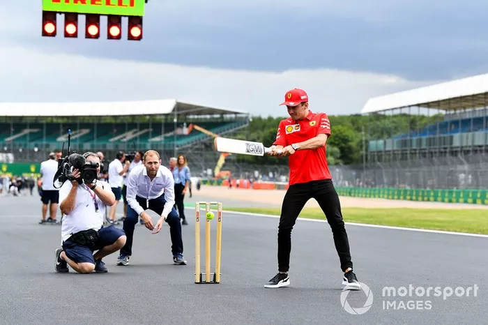 Charles Leclerc, Ferrari, jugando a cricket