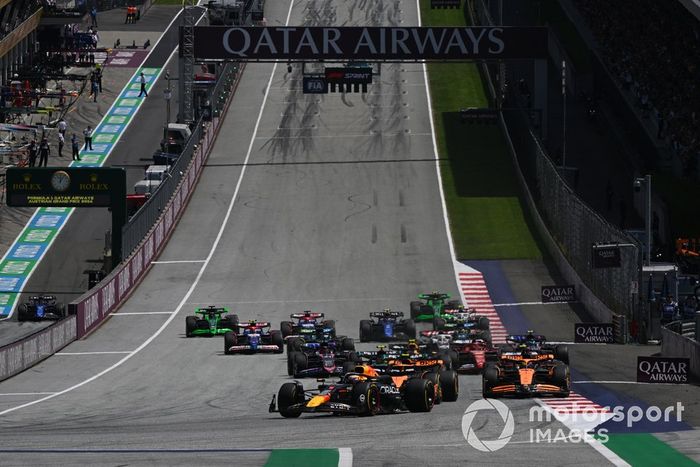 Max Verstappen, Red Bull Racing RB20, Lando Norris, McLaren MCL38, Oscar Piastri, McLaren MCL38, o resto do pelotão no início do Sprint