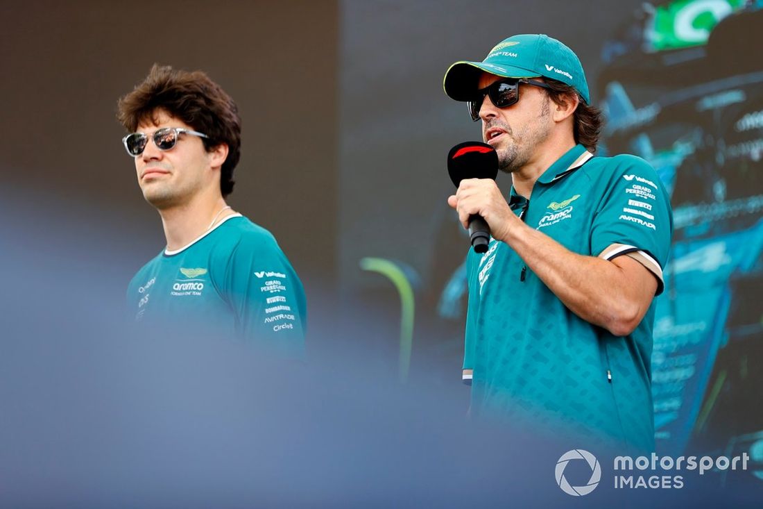Lance Stroll, Aston Martin F1 Team, Fernando Alonso, Aston Martin F1 Team, en el escenario de la fanzone