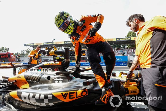 Lando Norris, McLaren F1 Team, se baja del coche en el pit lane 