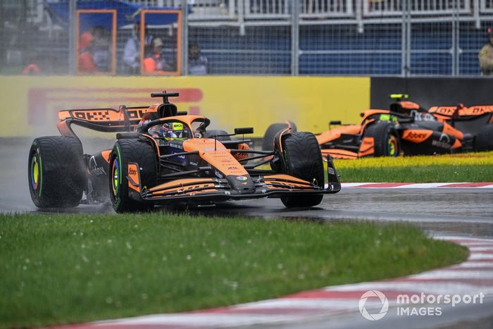 Oscar Piastri, McLaren MCL38, se dirige a la parrilla de salida
