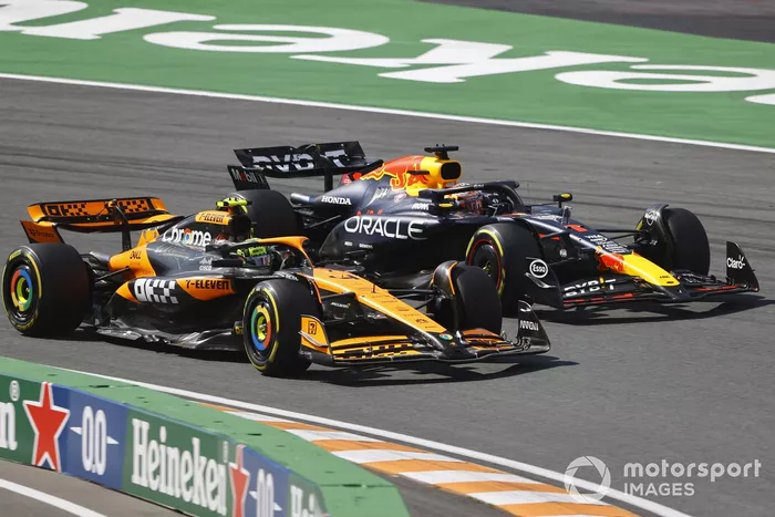 Lando Norris, McLaren MCL38, lucha con Max Verstappen, Red Bull Racing RB20
