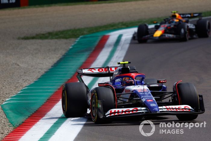 Yuki Tsunoda, RB F1 Team VCARB 01, Sergio Pérez, Red Bull Racing RB20