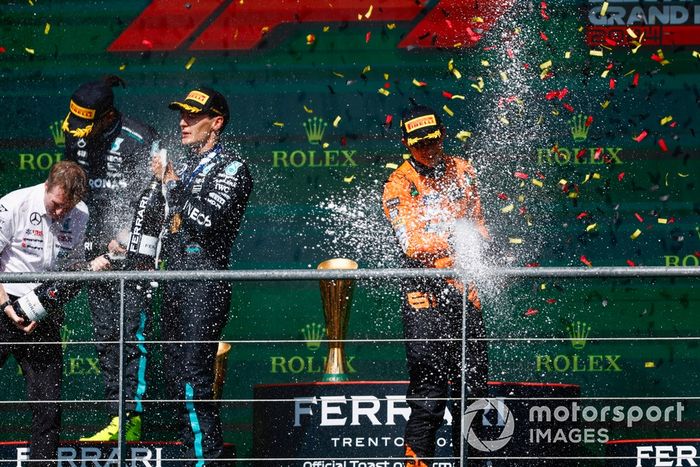 George Russell, Mercedes-AMG F1 Team, 1ª posición, Oscar Piastri, McLaren F1 Team, 3ª posición, rocían champán para celebrarlo.