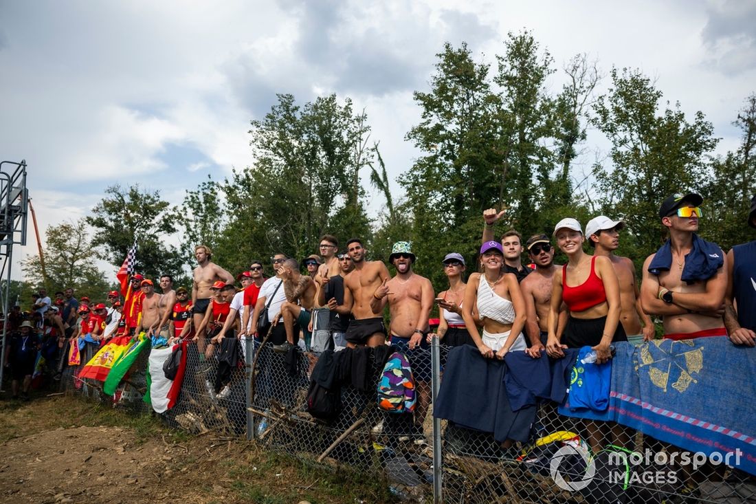 Fãs da Ferrari sem camisa assistem à corrida