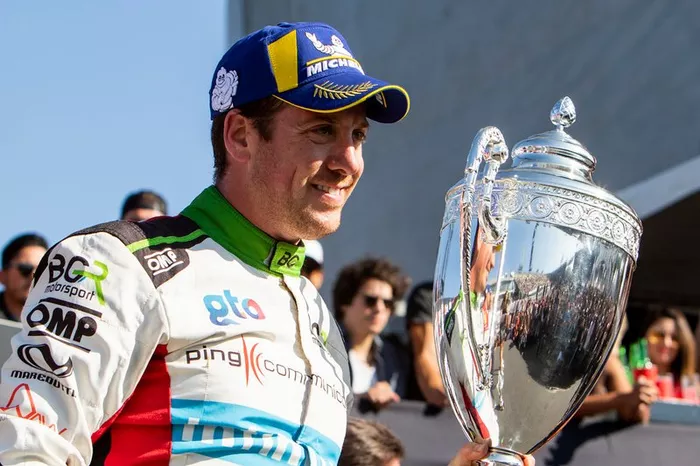 El ganador, Benito Guerra, celebra