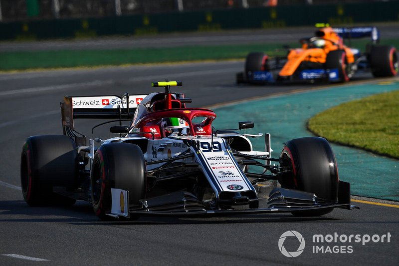 Antonio Giovinazzi, Alfa Romeo Racing C38, leads Lando Norris, McLaren MCL34