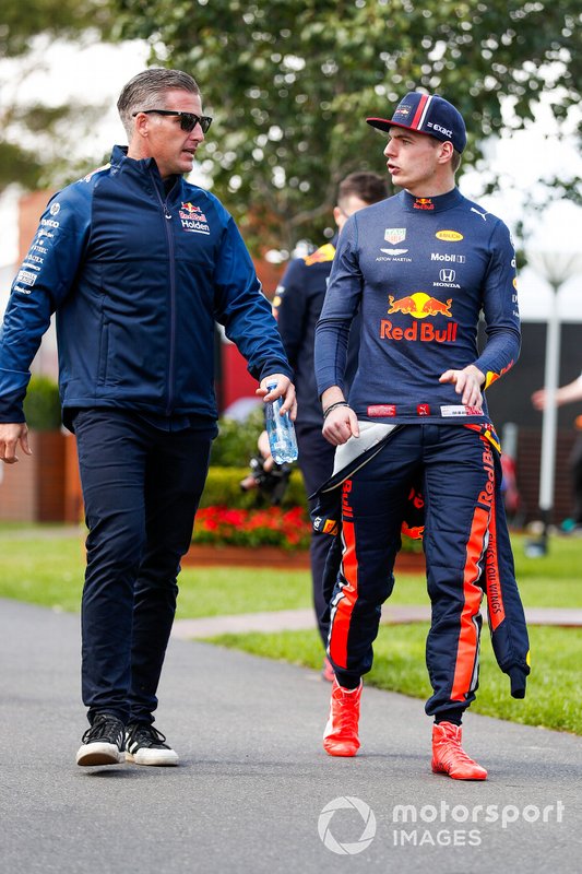 Max Verstappen, Red Bull Racing, parla con un membro del team