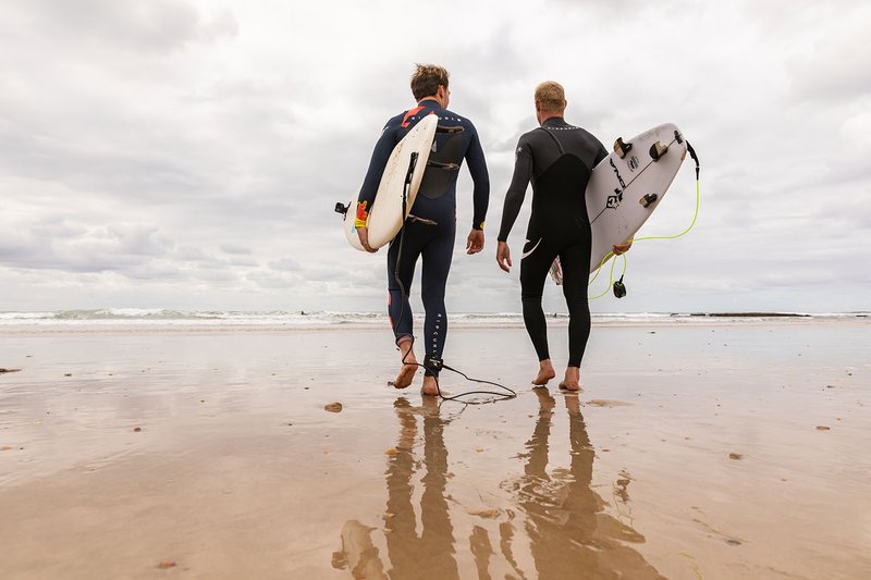 Il tre volte campione del mondo di surf Mick Fanning porta Pierre Gasly a fare surf a Torquay