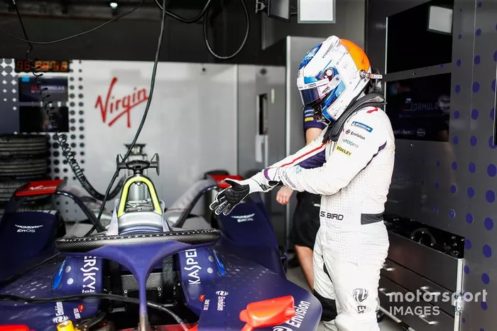 Sam Bird si prepara per salire sulla sua Envision Virgin Racing Audi e-tron FE05