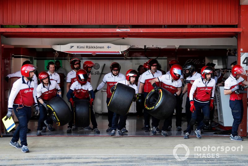 I meccanici Alfa Romeo Racing si preparano per un pit stop