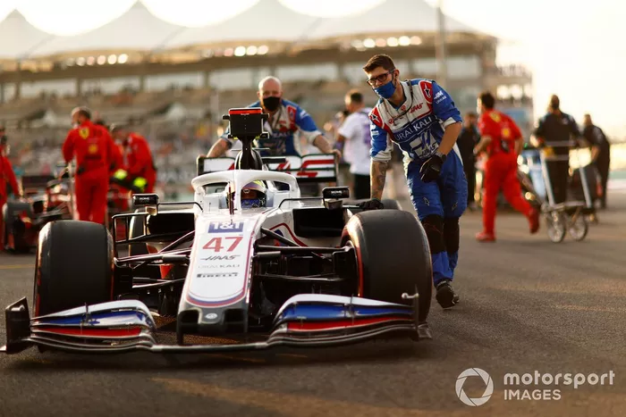 Mick Schumacher, Haas VF-21, llega a la parrilla
