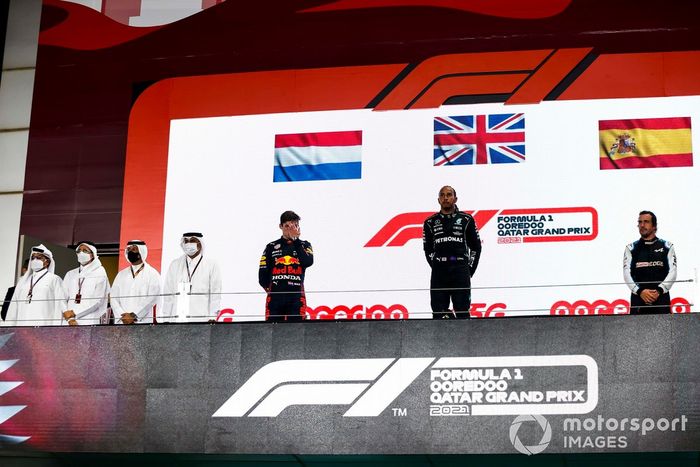 Podio: segundo lugar Max Verstappen, Red Bull Racing, ganador Lewis Hamilton, Mercedes, tercer lugar Fernando Alonso, Alpine F1