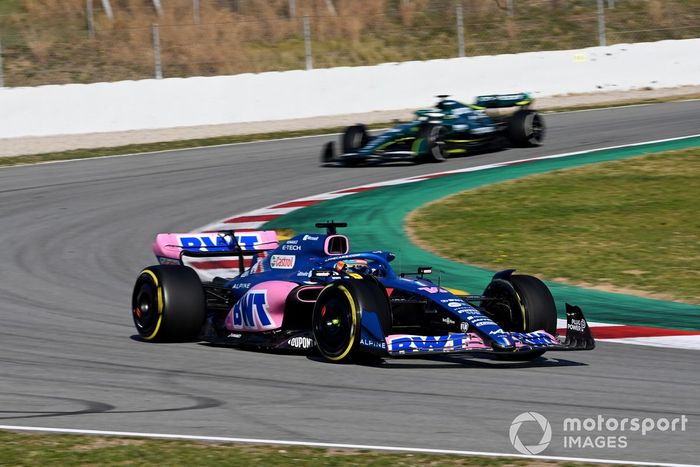 Fernando Alonso, Alpine A522, Sebastian Vettel, Aston Martin AMR22