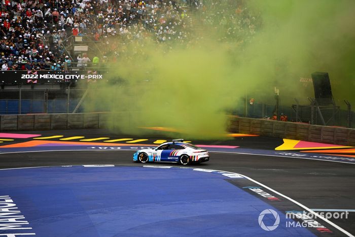 El Coche de Seguridad pasa el humo de una bengala