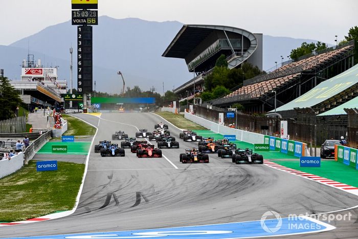 Max Verstappen, Red Bull Racing RB16B, Lewis Hamilton, Mercedes W12 luch al inicio de la carrera