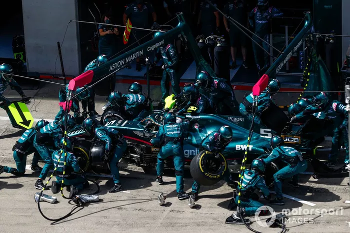 Sebastian Vettel, Aston Martin AMR21, pit stop