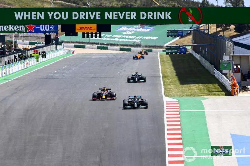 Max Verstappen, Red Bull Racing RB16B, lotta con Valtteri Bottas, Mercedes W12