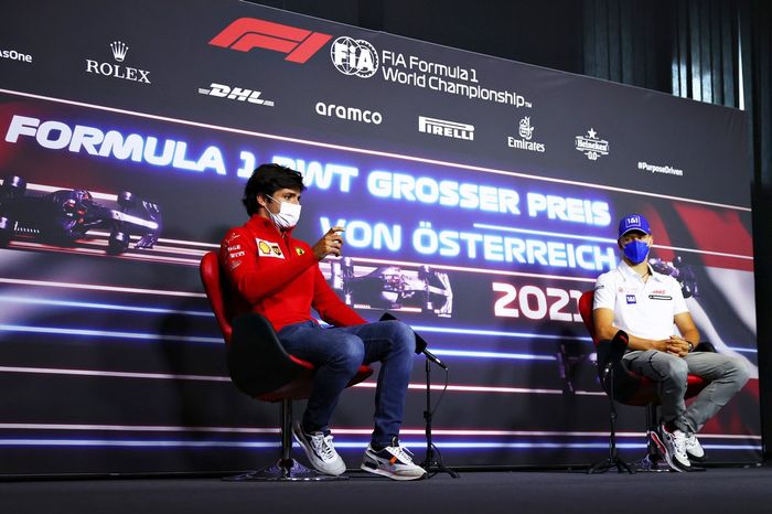 Carlos Sainz Jr., Ferrari, Mick Schumacher, Haas F1 durante la conferencia de prensa