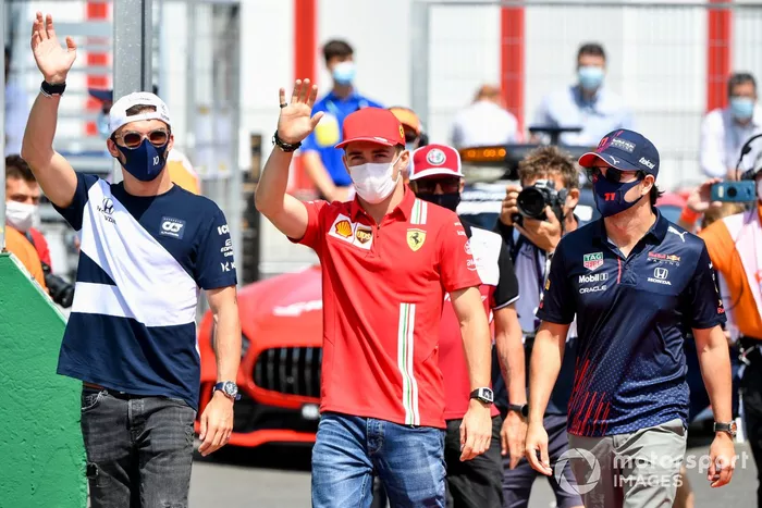 Pierre Gasly, AlphaTauri, Charles Leclerc, Ferrari, Sergio Pérez, Red Bull Racing en el desfile de pilotos