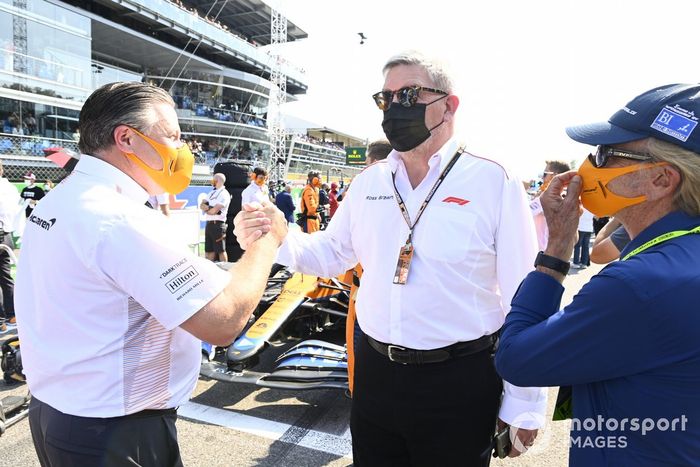 Zak Brown, director general de McLaren Racing, Ross Brawn, director general de Motorsports, y Emerson Fittipaldi en la parrilla