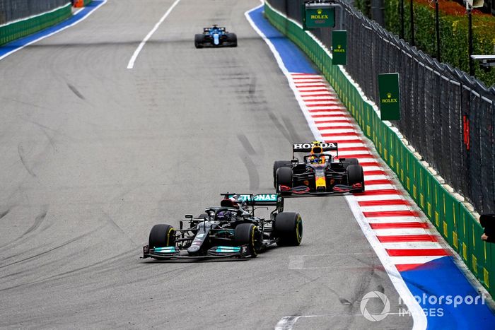 Lewis Hamilton, Mercedes W12, Sergio Pérez, Red Bull Racing RB16B