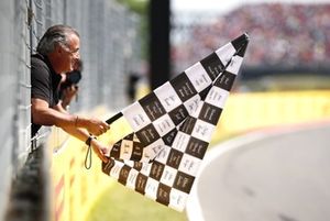 Jean Alesi ondea la bandera a cuadros 