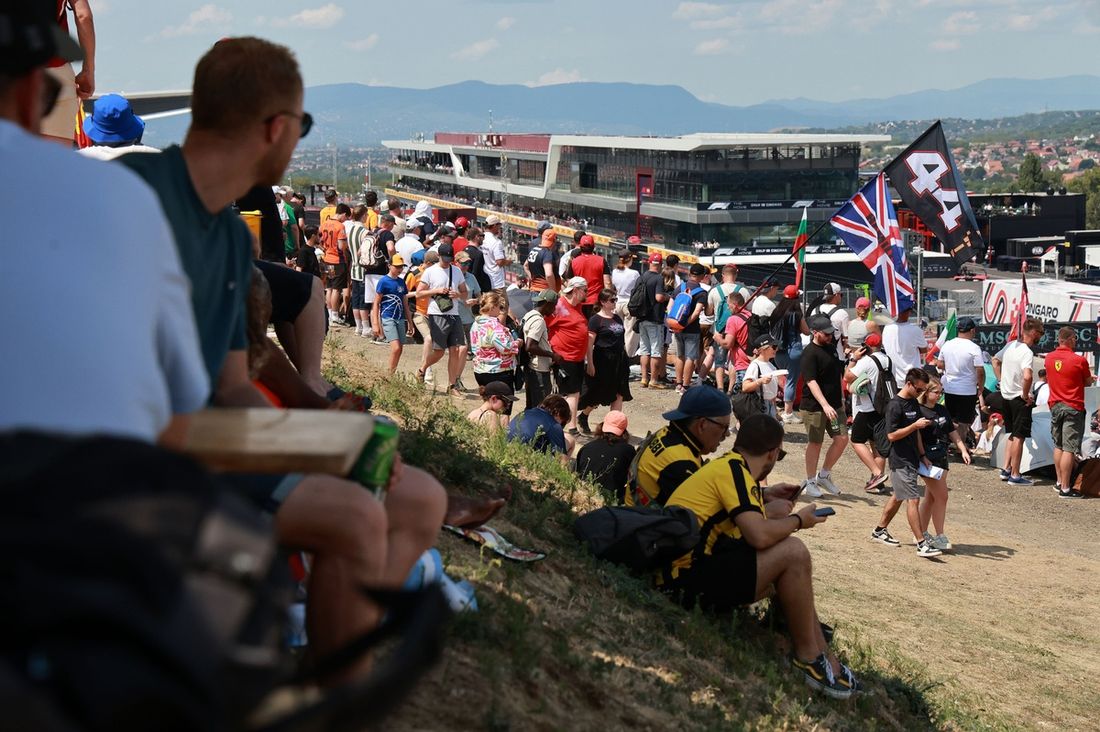 Fans at the last corner