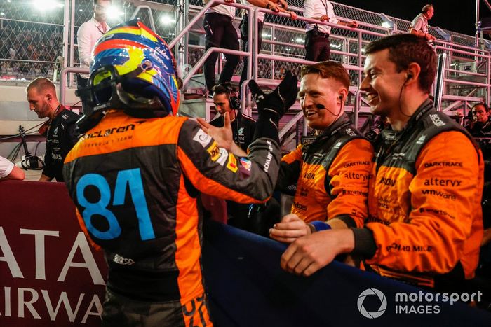 Oscar Piastri, McLaren, 1ª posición, celebra con su equipo a su llegada al Parc Ferme tras la carrera Sprint.