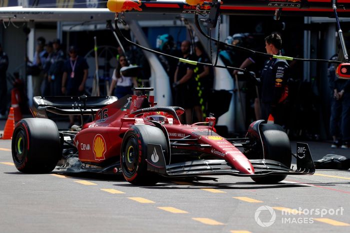 Charles Leclerc, Ferrari F1-75, en el pit lane