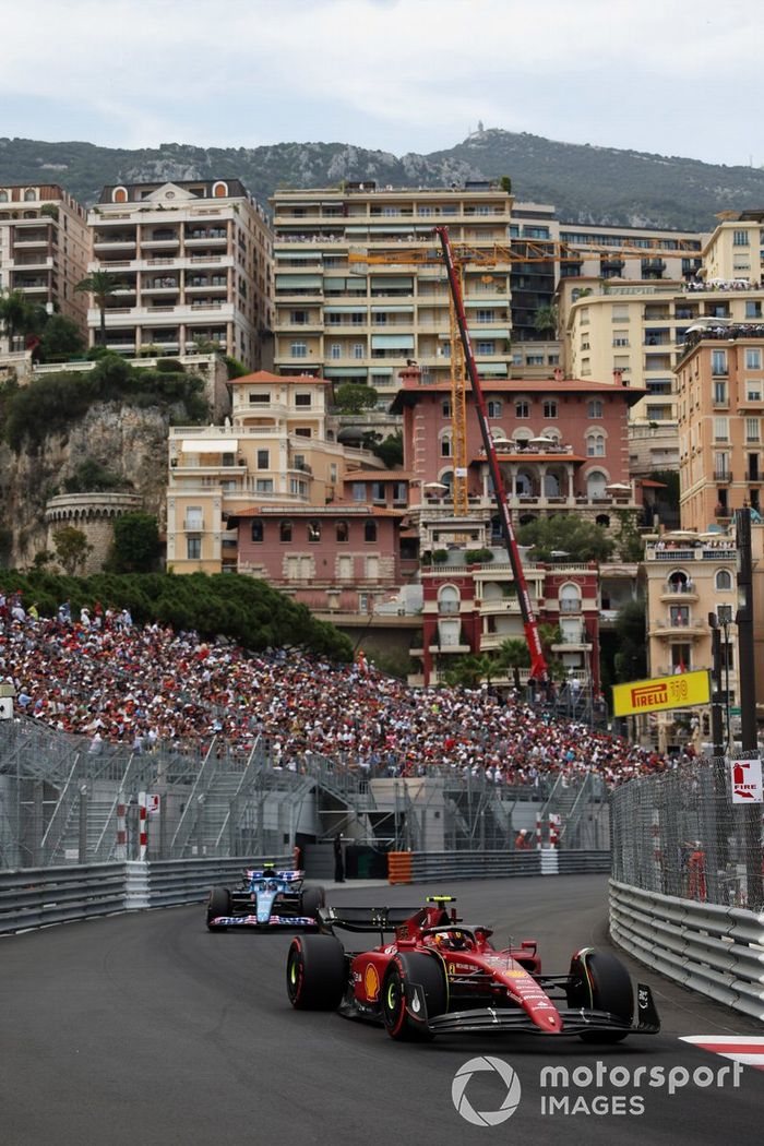 Carlos Sainz, Ferrari F1-75, lidera a Esteban Ocon, Alpine A522