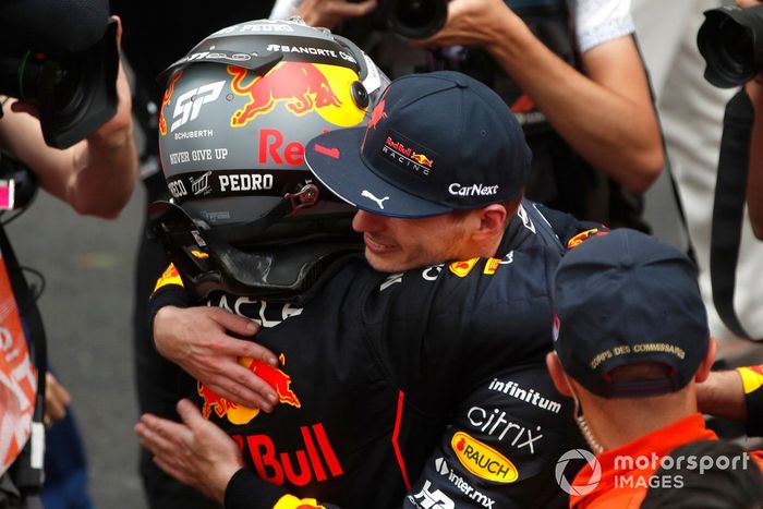 Ganador de la carrera Sergio Pérez, es felicitado por el tercer lugar Max Verstappen, Red Bull Racing