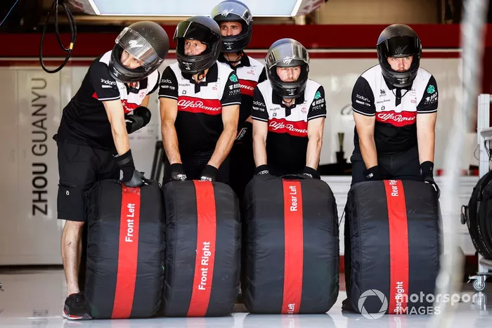 Equipo de boxes de Alpha Romeo, practica una parada en boxes