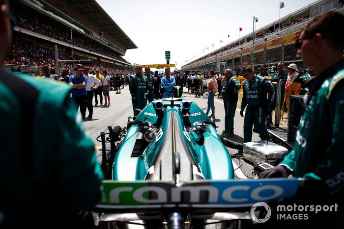 Sebastian Vettel, Aston Martin AMR22, llega a la parrilla de salida 