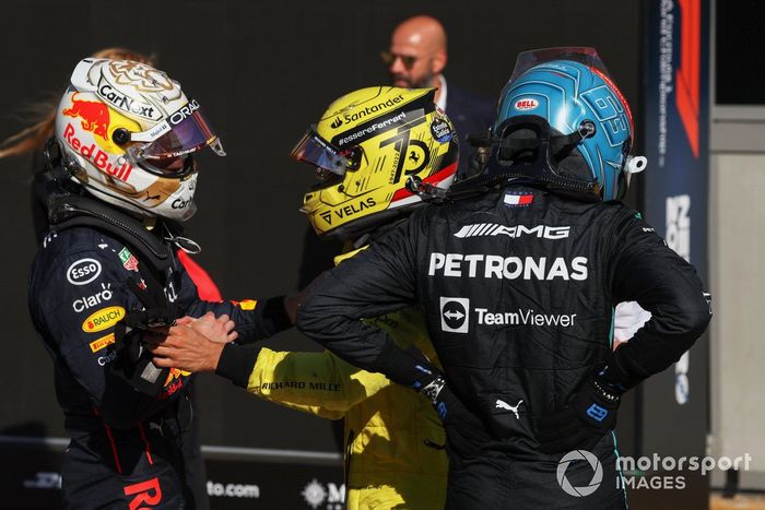 Max Verstappen, Red Bull Racing, 1ª posición, George Russell, Mercedes AMG, 3ª posición, Charles Leclerc, Ferrari, 2ª posición, en Parc Ferme