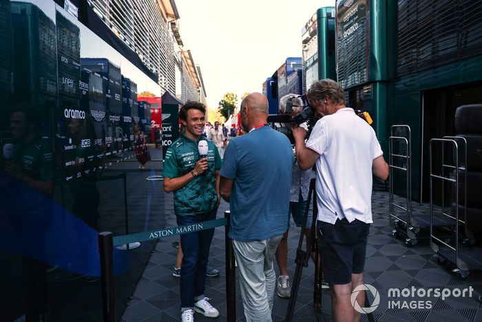 Nyck de Vries, Aston Martin, es entrevistado