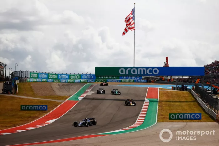 Alex Albon, Williams FW44, Sergio Pérez, Red Bull Racing RB18, Sebastian Vettel, Aston Martin AMR22