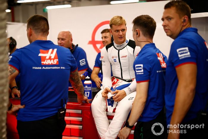 Mick Schumacher, Haas F1 Team, con sus mecánicos