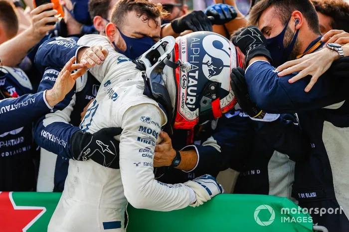 Ganador Pierre Gasly, AlphaTauri, celebra con el equipo
