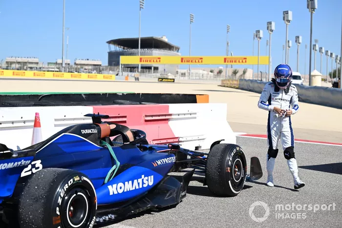 Alex Albon, Williams FW46, guarda la sua macchina dietro le barriere
