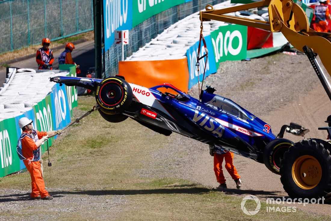 Los comisarios retiran del circuito el coche dañado de Daniel Ricciardo, RB F1 Team VCARB 01