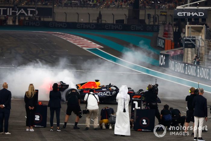Max Verstappen, Red Bull Racing RB19, 1ª posición, realiza donuts al final de la carrera.