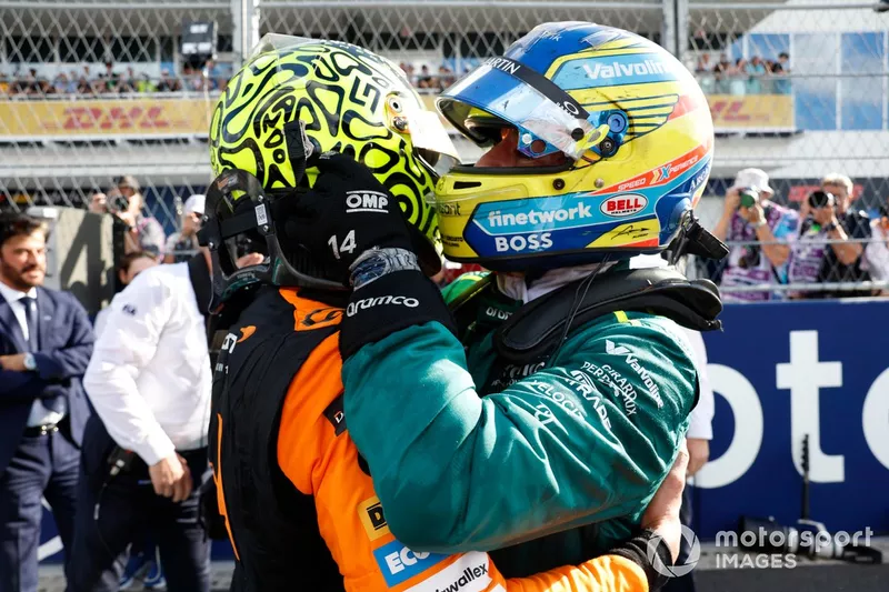 Fernando Alonso, Aston Martin F1 Team, embrasse Lando Norris, McLaren F1 Team, 1ère position, pour le féliciter de sa victoire en course.
