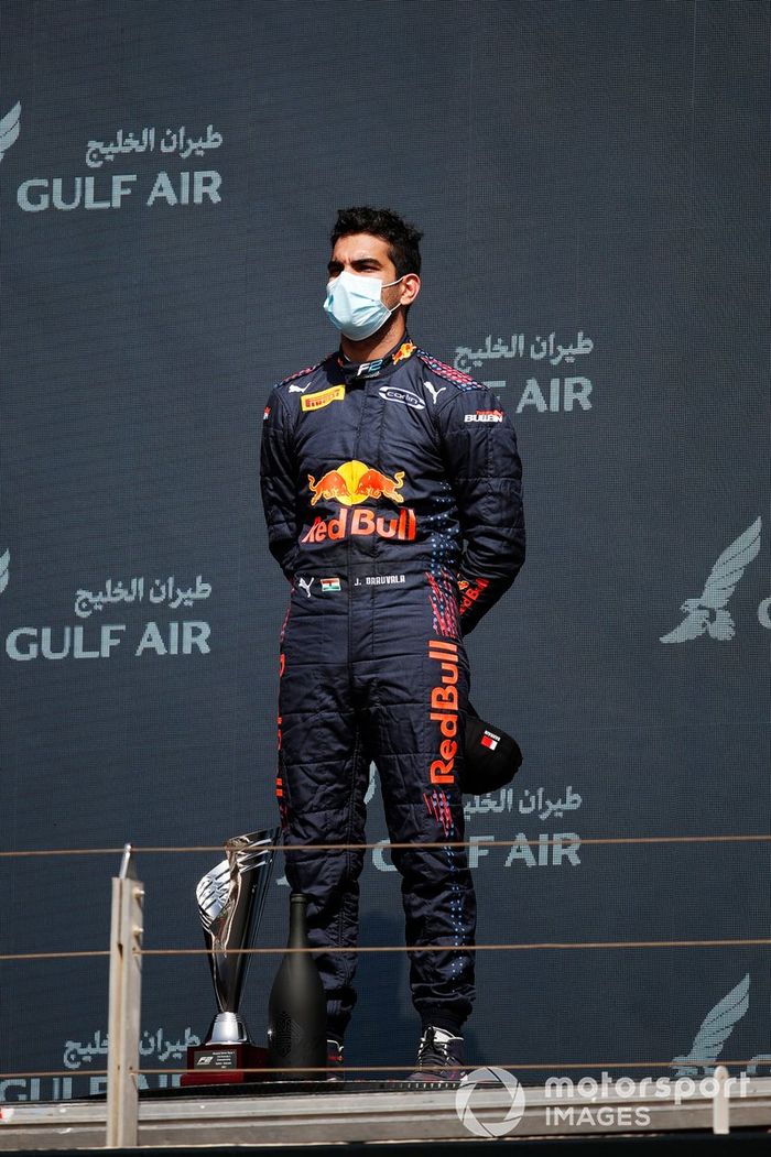 Jehan Daruvala, Carlin, segundo, en el podio