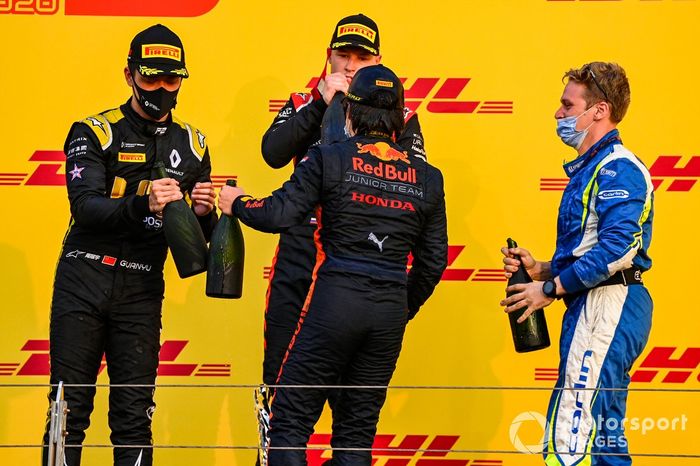 Podio: segundo lugar Guanyu Zhou, UNI-Virtuosi, ganador de la carrera Yuki Tsunoda, Carlin, tercer lugar Nikita Mazepin, Hitech Grand Prix