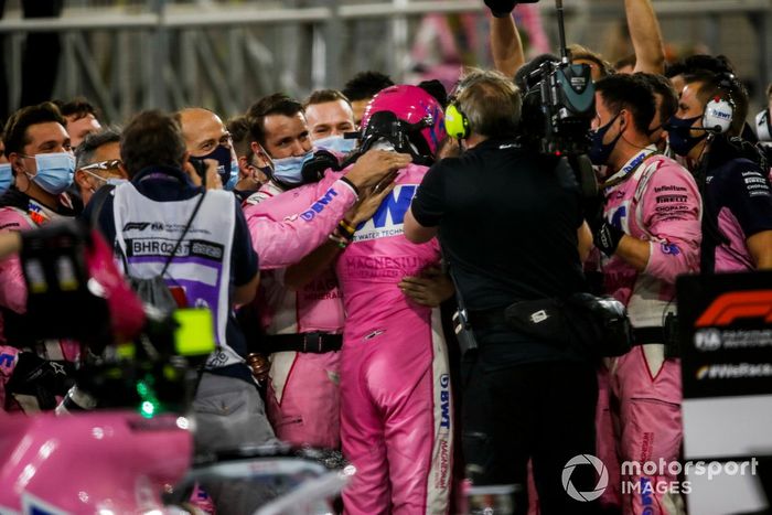 El ganador de la carrera Sergio Pérez, Racing Point celebra en parc ferme con el equipo