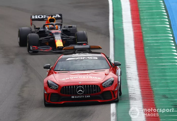 El Safety Car y Max Verstappen, Red Bull Racing RB16B